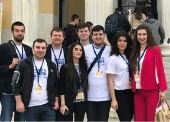 Ξεκίνησε το Hellenic Youth in Action – Δείτε ζωντανά τον «χορό φιλίας» του φόρουμ από το Σύνταγμα