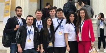 Ξεκίνησε το Hellenic Youth in Action – Δείτε ζωντανά τον «χορό φιλίας» του φόρουμ από το Σύνταγμα