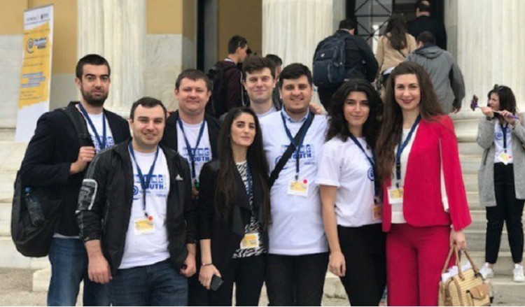 Ξεκίνησε το Hellenic Youth in Action – Δείτε ζωντανά τον «χορό φιλίας» του φόρουμ από το Σύνταγμα