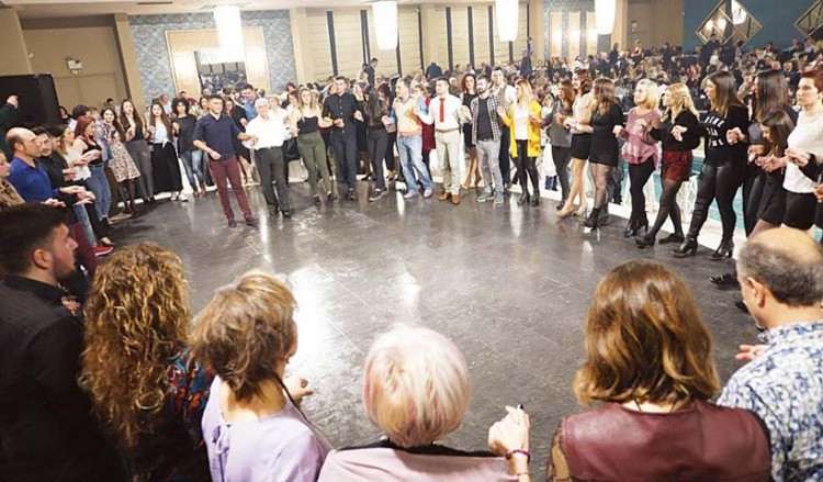 Με εντυπωσιακή προσέλευση ο χορός των Ποντίων Κομοτηνής