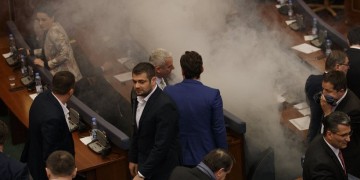 Κόσοβο: Πέρασε η συμφωνία των συνόρων με το Μαυροβούνιο μετά από δακρυγόνα στη Βουλή