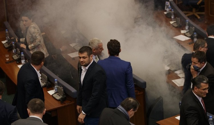 Κόσοβο: Πέρασε η συμφωνία των συνόρων με το Μαυροβούνιο μετά από δακρυγόνα στη Βουλή