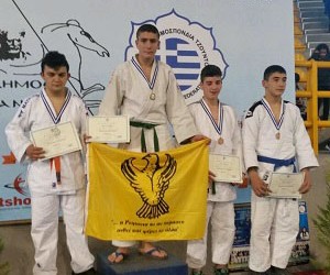 Χρυσός αθλητής στο βάθρο με την ποντιακή σημαία στο Πανελλήνιο Πρωτάθλημα Τζούντο