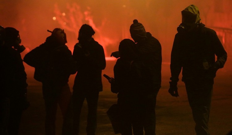Επιθέσεις αναρχικών με γκαζάκια και μολότοφ στην Αττική