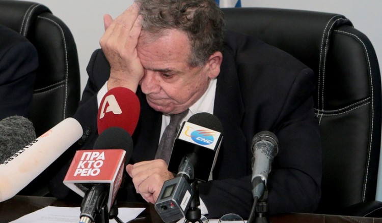 Συγκινημένος ο Μουζάλας παρέδωσε στον Βίτσα