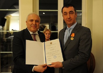 Στον Γερμανό βουλευτή Τζεμ Οζντεμίρ το μετάλλιο «Mkhitar Gosh» για τη συμβολή του στην αναγνώριση της Γενοκτονίας των Αρμενίων