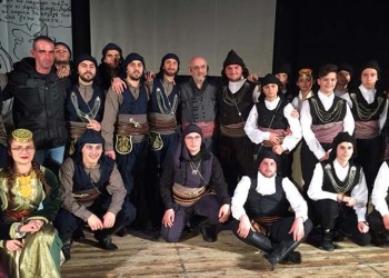 Γέλιο μέχρι δακρύων και μια εντυπωσιακή σέρρα στην παράσταση «Ζωή και κότα… με χαβίτς και με κορκότα» στη Νάουσα (βίντεο)