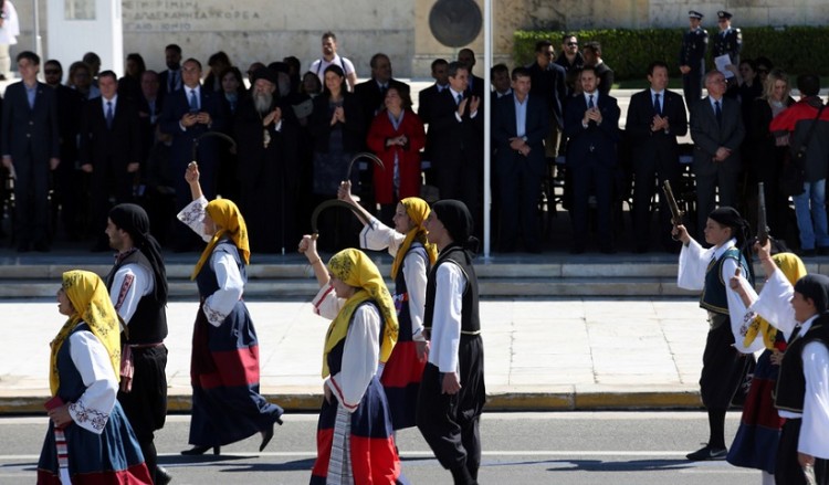 Παρέλασαν οι μαθητές στο κέντρο της Αθήνας
