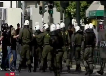 Επεισόδια στον Πειραιά κοντά σε χώρο εκδήλωσης με ομιλητή τον Τσακαλώτου