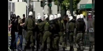 Επεισόδια στον Πειραιά κοντά σε χώρο εκδήλωσης με ομιλητή τον Τσακαλώτου