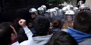 Πλειστηριασμοί: Ένταση και χημικά στο Κολωνάκι