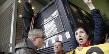 Διαμαρτυρία κατά των πλειστηριασμών: Σκάλα επιστράτευσε ο Λαφαζάνης! (φωτο)