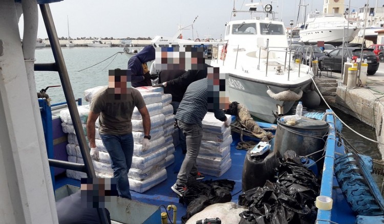 Προφυλακίστηκε το πλήρωμα του πλοίου που μετέφερε 1,3 τόνους κάνναβη
