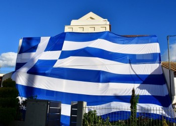 Αργολίδα: Κάλυψε το σπίτι του με ελληνική σημαία 140 τ.μ. (φωτο)