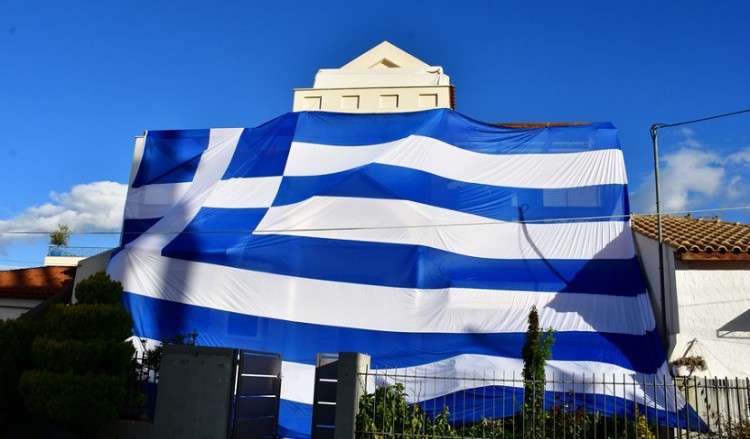 Αργολίδα: Κάλυψε το σπίτι του με ελληνική σημαία 140 τ.μ. (φωτο)