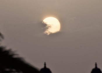 Με υψηλές θερμοκρασίες και σκόνη ο καιρός σήμερα