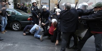 Σοβαρά επεισόδια έξω από συμβολαιογραφείο – Ξύλο και τραυματίες (φωτο, βίντεο)