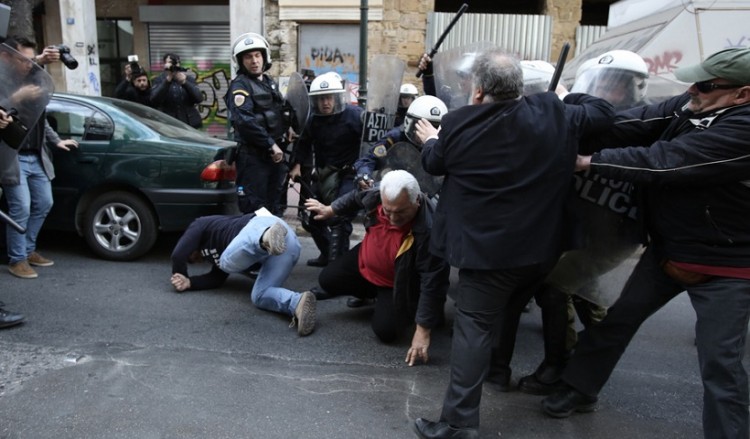 Σοβαρά επεισόδια έξω από συμβολαιογραφείο – Ξύλο και τραυματίες (φωτο, βίντεο)