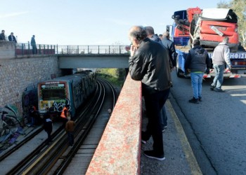 Αυτοκίνητο έπεσε στις γραμμές του τρένου κοντά στο ΚΑΤ (φωτο)
