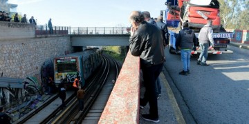 Αυτοκίνητο έπεσε στις γραμμές του τρένου κοντά στο ΚΑΤ (φωτο)