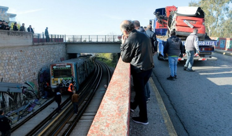 Αυτοκίνητο έπεσε στις γραμμές του τρένου κοντά στο ΚΑΤ (φωτο)