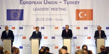 Τουσκ και Γιούνκερ στρίμωξαν τον Ερντογάν στη Βάρνα