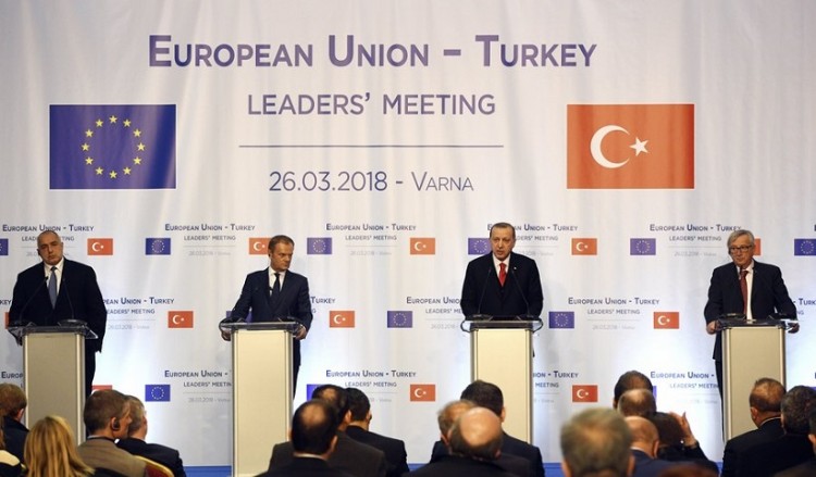Τουσκ και Γιούνκερ στρίμωξαν τον Ερντογάν στη Βάρνα