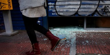 Κατεπείγουσα εισαγγελική έρευνα για τα σπασμένα μαγαζιά στην Πατησίων