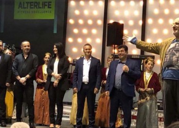 Βούλιαξε η πίστα από κόσμο στον ετήσιο χορό της Ένωσης Ποντίων Καλαμαριάς (βίντεο)