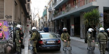 Επιχείρηση της ΕΛΑΣ για την εκκένωση καταλήψεων σε Εξάρχεια και Κουκάκι