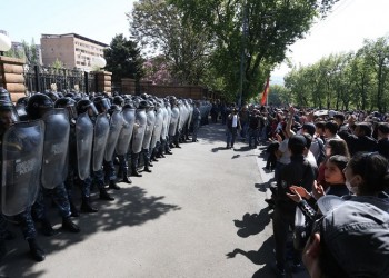 Μπαρούτι μυρίζει στην Αρμενία – Συνεχίζονται οι διαδηλώσεις για τον Σερζ Σαρκισιάν (βίντεο)