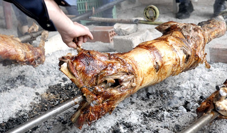 Πόσες θερμίδες κρύβει το πασχαλινό τραπέζι