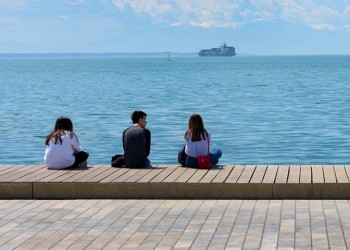 BBC: Η Ελλάδα προσπαθεί να σταματήσει τη φυγή νέων επιστημόνων