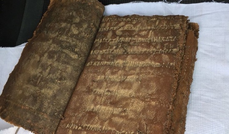 Τουρκία: Αστυνομικοί βρήκαν αρχαία βίβλο σε έλεγχο ρουτίνας σε αυτοκίνητο (φωτο)