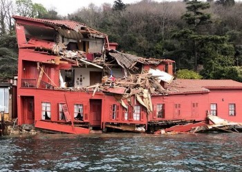 Κωνσταντινούπολη: Τάνκερ προσέκρουσε σε αρχοντικό στο Βόσπορο (βίντεο)