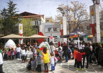 Μικροί και μεγάλοι στην Πτολεμαΐδα έβαψαν το μεγαλύτερο πασχαλινό αυγό στα Βαλκάνια (φωτο)