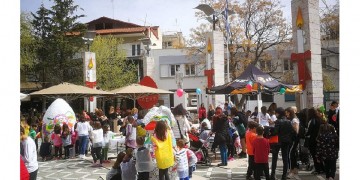 Μικροί και μεγάλοι στην Πτολεμαΐδα έβαψαν το μεγαλύτερο πασχαλινό αυγό στα Βαλκάνια (φωτο)