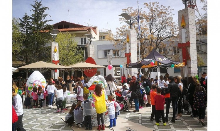 Μικροί και μεγάλοι στην Πτολεμαΐδα έβαψαν το μεγαλύτερο πασχαλινό αυγό στα Βαλκάνια (φωτο)