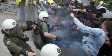 Επεισόδια στο αντιπολεμικό συλλαλητήριο: Επιχείρησαν να ρίξουν το άγαλμα του Τρούμαν