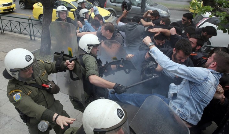 Επεισόδια στο αντιπολεμικό συλλαλητήριο: Επιχείρησαν να ρίξουν το άγαλμα του Τρούμαν