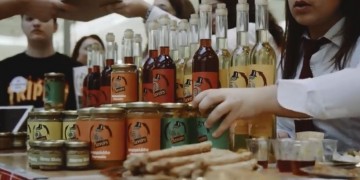 Μαθητές βάζουν ελληνικά προϊόντα σε συσκευασίες εμπνευσμένες από τη μυθολογία (βίντεο)