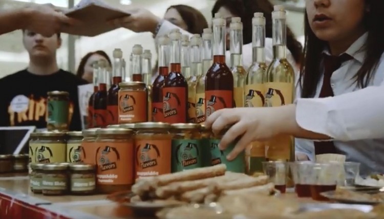 Μαθητές βάζουν ελληνικά προϊόντα σε συσκευασίες εμπνευσμένες από τη μυθολογία (βίντεο)