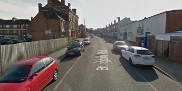 Αυτοκίνητο έπεσε σε πεζούς έξω από τζαμί στο Μπέρμιγχαμ