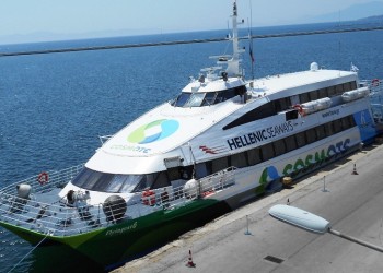 Έφτασε στον Πειραιά το «Flyingcat 6» που παρουσίασε μηχανική βλάβη εν πλω