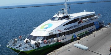 Έφτασε στον Πειραιά το «Flyingcat 6» που παρουσίασε μηχανική βλάβη εν πλω