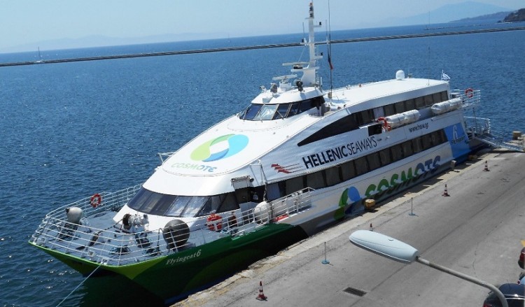 Έφτασε στον Πειραιά το «Flyingcat 6» που παρουσίασε μηχανική βλάβη εν πλω