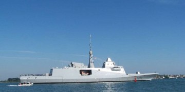 Ρωσικό μαχητικό πέταξε πάνω από γαλλικό πολεμικό πλοίο