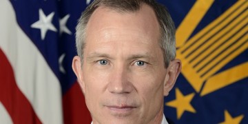 Στην Ελλάδα ο αναπληρωτής βοηθός υπουργός Άμυνας των ΗΠΑ