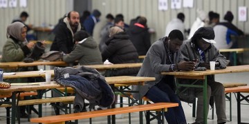 Spiegel: Στην Ελλάδα ανθεί το εμπόριο προσφυγικών εγγράφων