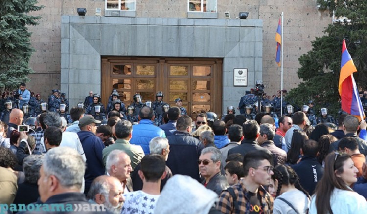 Συλλήψεις στις αντικυβερνητικές διαδηλώσεις στο Ερεβάν